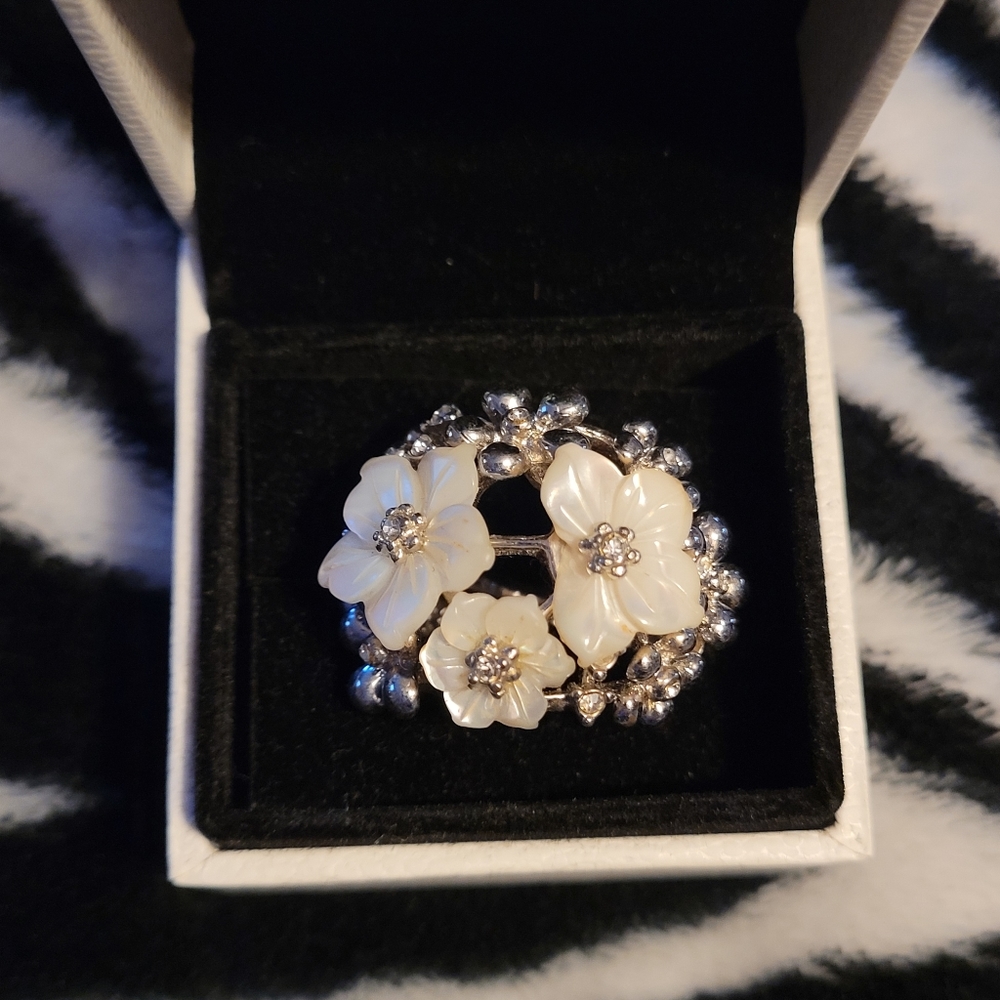 Unique VintageVintage Mother ofPearl Flower Silver Ring